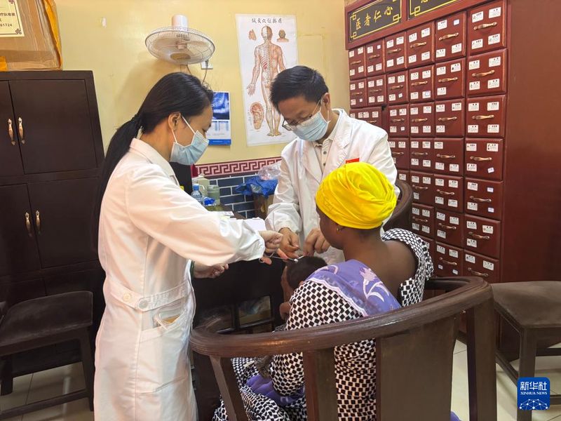 中国医疗队与尼日尔医院联合开展义诊活动3.jpg 中国医疗队与尼日尔医院联合开展义诊活动3.jpg