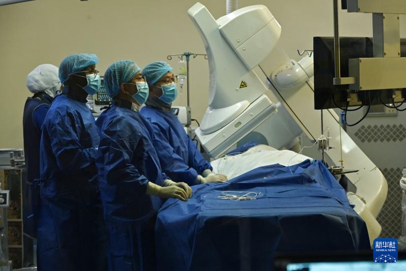 中国医疗队与尼日尔医院联合开展义诊活动1.jpg 中国医疗队与尼日尔医院联合开展义诊活动1.jpg