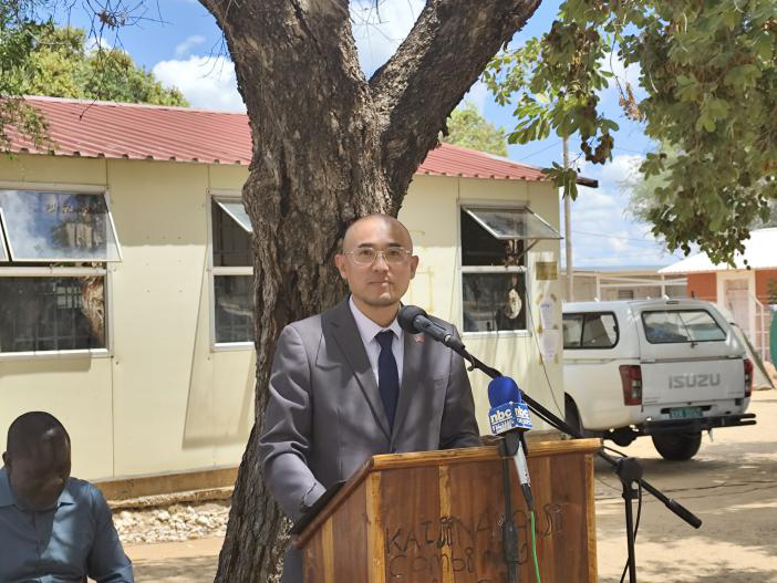 驻纳米比亚使馆向纳受灾群众捐建锌皮房1.png 驻纳米比亚使馆向纳受灾群众捐建锌皮房1.png