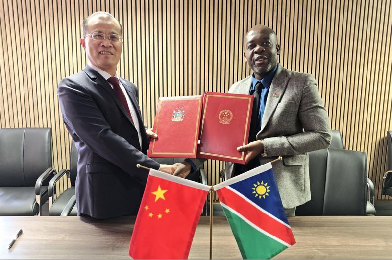 援纳米比亚卫星地面数据接收站和处理系统建设项目举行交接证书签字仪式2.jpg 援纳米比亚卫星地面数据接收站和处理系统建设项目举行交接证书签字仪式2.jpg