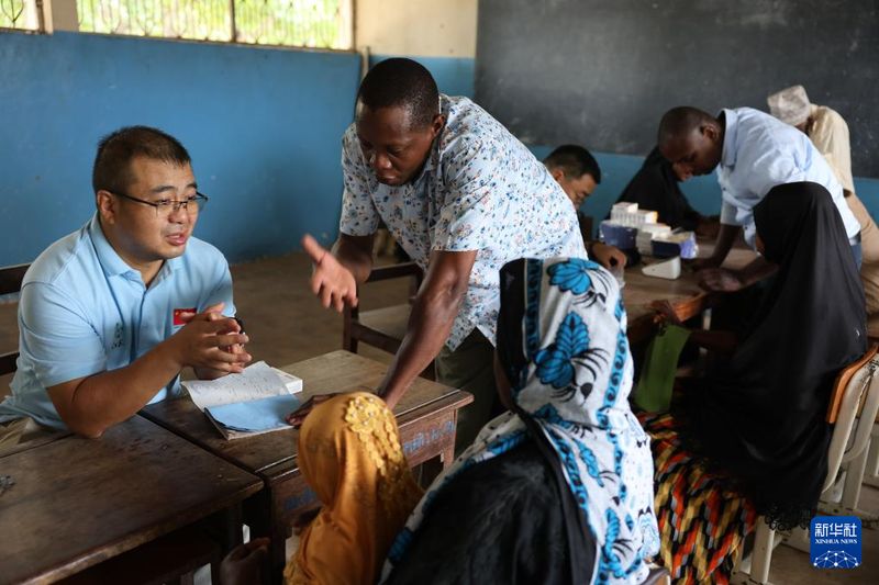 中国援桑给巴尔医卫专家开展“百队千村行”义诊1.jpg 中国援桑给巴尔医卫专家开展“百队千村行”义诊1.jpg