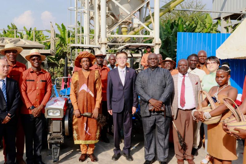 中国企业向南苏丹阿赞德王国捐赠农机设备1.jpg 中国企业向南苏丹阿赞德王国捐赠农机设备1.jpg