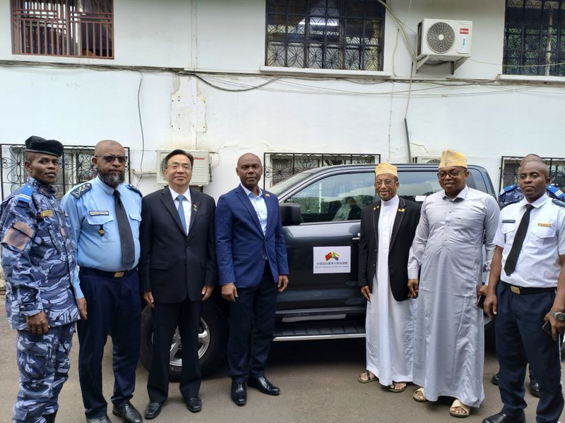 中国驻科摩罗使馆向科农业部捐赠物资2.jpg 中国驻科摩罗使馆向科农业部捐赠物资2.jpg