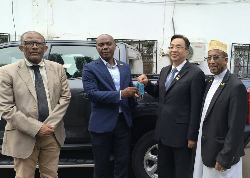 中国驻科摩罗使馆向科农业部捐赠物资1.jpg 中国驻科摩罗使馆向科农业部捐赠物资1.jpg