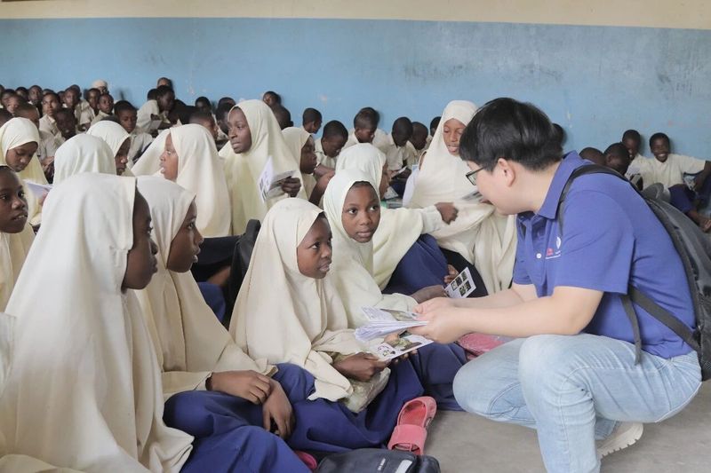 积极响应“中非人文交流年”活动倡议,援坦桑尼亚桑给巴尔血吸虫病防治专家开展义诊活动(2).jpg 积极响应“中非人文交流年”活动倡议,援坦桑尼亚桑给巴尔血吸虫病防治专家开展义诊活动(2).jpg