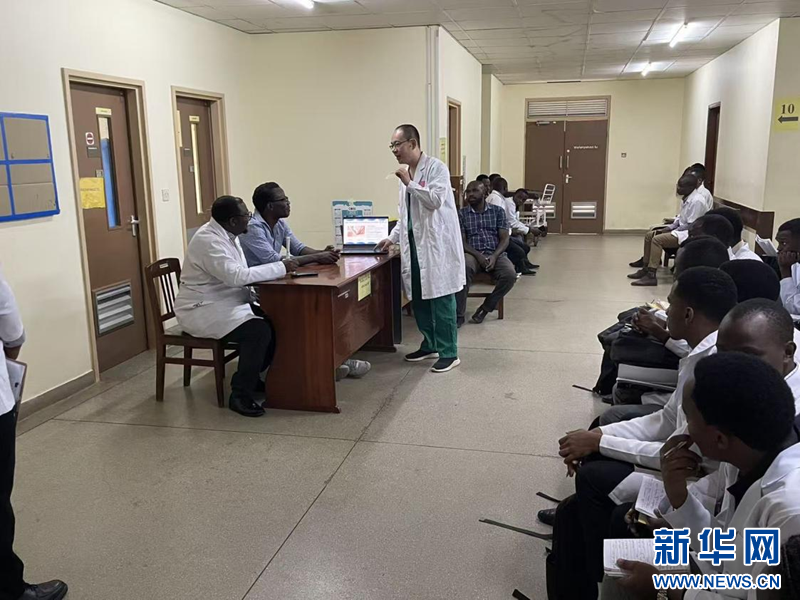 中国援坦桑尼亚医疗队在当地举办中医专题讲座.jpg 中国援坦桑尼亚医疗队在当地举办中医专题讲座.jpg