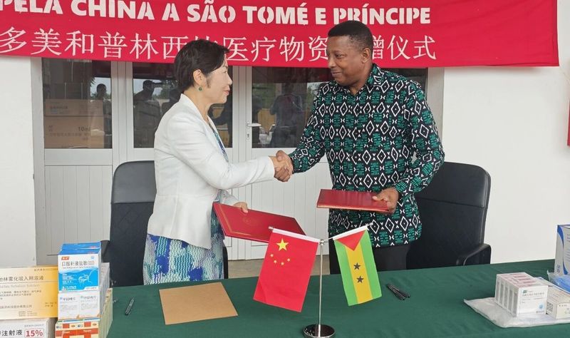 中国援圣普医疗物资交接仪式在圣多美顺利举行(1).jpg 中国援圣普医疗物资交接仪式在圣多美顺利举行(1).jpg