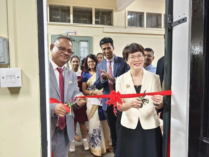 毛里求斯中学多媒体教室揭幕仪式顺利举行(2).jpg 毛里求斯中学多媒体教室揭幕仪式顺利举行(2).jpg