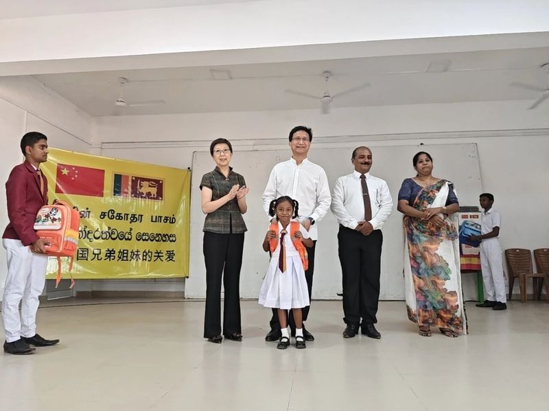 中国驻斯里兰卡大使馆举行校园助学捐赠活动(1).jpg 中国驻斯里兰卡大使馆举行校园助学捐赠活动(1).jpg