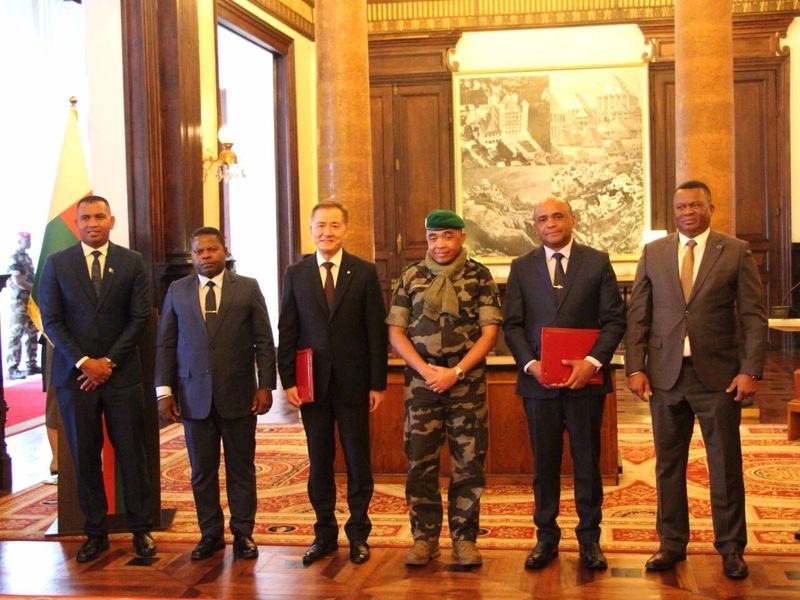 中国与马达加斯加签署发展合作协定(2).jpg 中国与马达加斯加签署发展合作协定(2).jpg