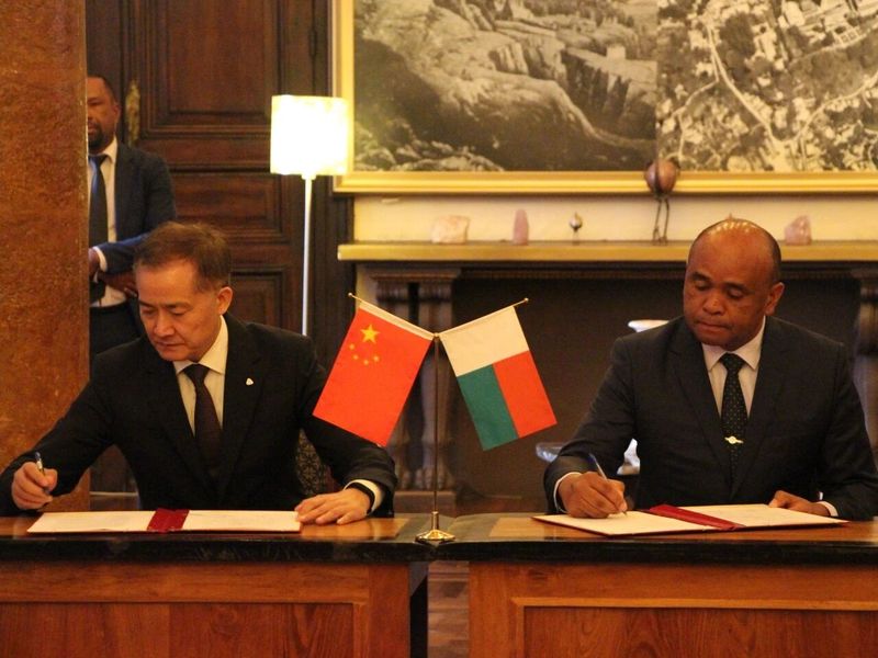 中国与马达加斯加签署发展合作协定(1).jpg 中国与马达加斯加签署发展合作协定(1).jpg