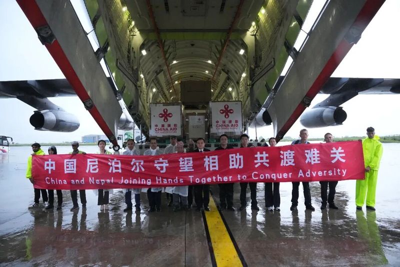 中国对尼泊尔第二批紧急援助物资运抵交付.jpg 中国对尼泊尔第二批紧急援助物资运抵交付.jpg