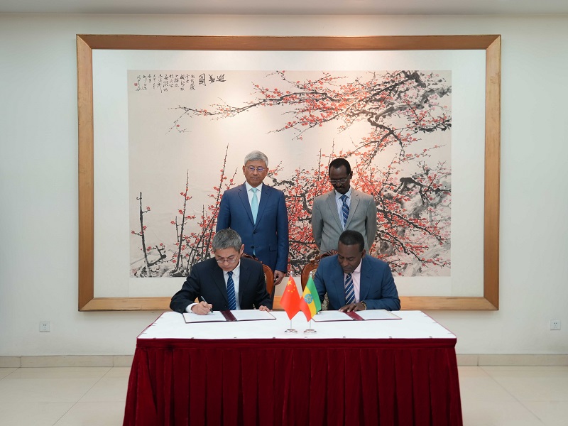 中国与埃塞俄比亚签署双边扫雷援助交接证书2.jpg