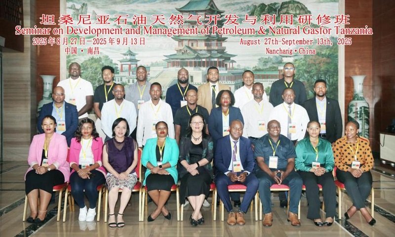 “坦桑尼亚石油天然气开发与利用研修班”和“‘一带一路’国家油气资源开发与管理研修班”举行联合开班仪式5.jpg