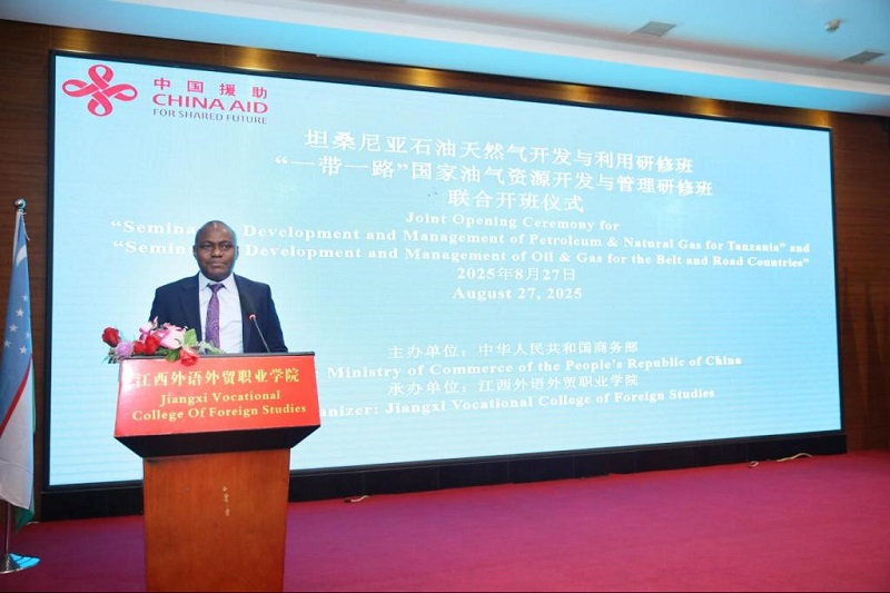 “坦桑尼亚石油天然气开发与利用研修班”和“‘一带一路’国家油气资源开发与管理研修班”举行联合开班仪式3.jpg