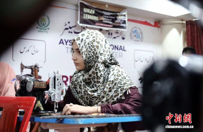 中国与巴基斯坦共建培训基地助力当地妇女掌握实用技能.jpg