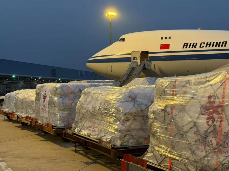 中国向巴基斯坦提供的第二批抗洪救灾紧急援助物资启运2.jpg