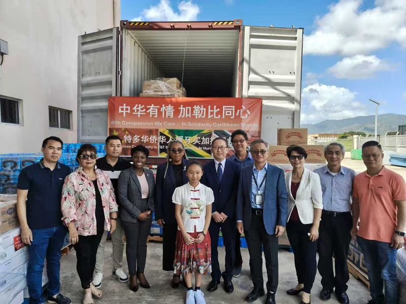 特多华侨向牙买加捐赠抗风救灾物资.jpg