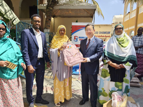 驻索马里大使走访摩加迪沙孤儿院并捐赠学习生活用品1.png