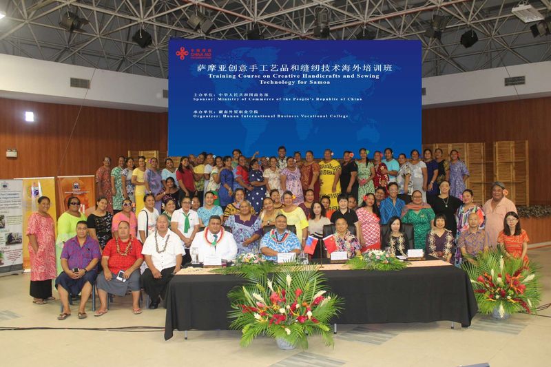第四期萨摩亚创意手工艺品和缝纫技术培训班举行开班仪式.jpg