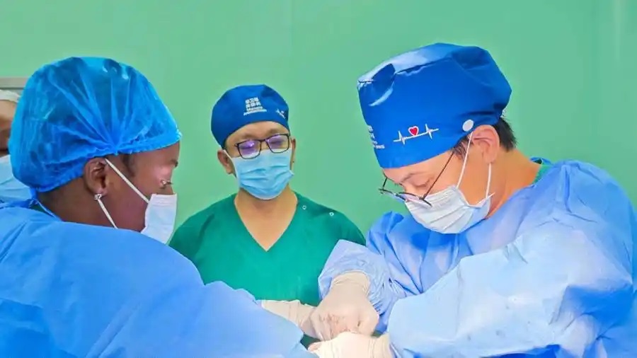 援赤道几内亚医疗队完成定期巡诊后首批手术.jpg
