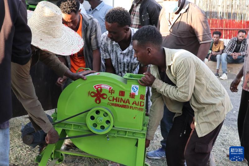 中方向中埃塞农业减贫示范村捐赠一批农业设备1.jpg