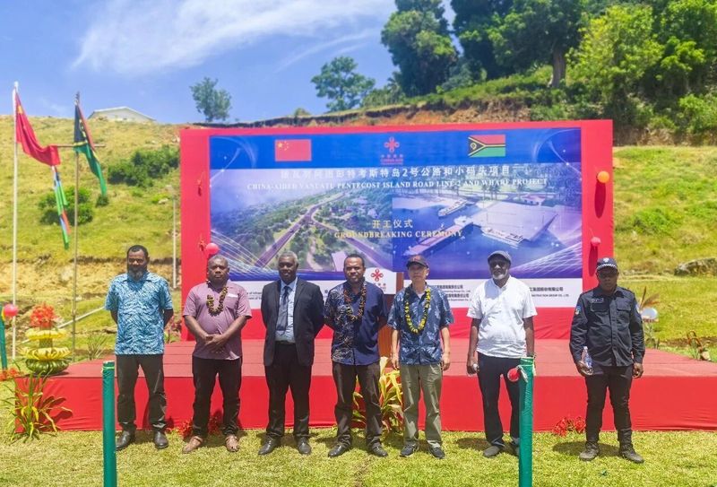 援瓦努阿图彭特考斯特岛2号公路项目和小码头项目举行开工仪式1.jpeg