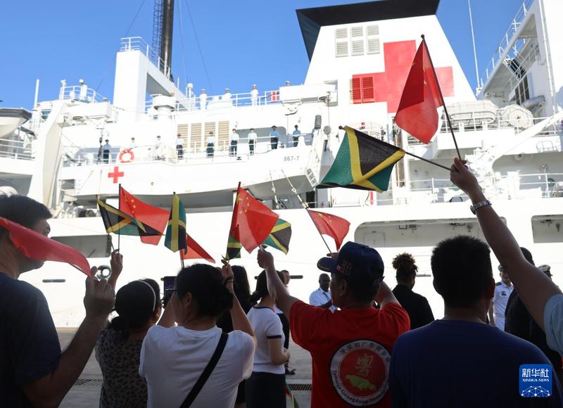 中国海军“丝路方舟”号医院船完成对牙买加医疗服务启程前往巴巴多斯1.jpg