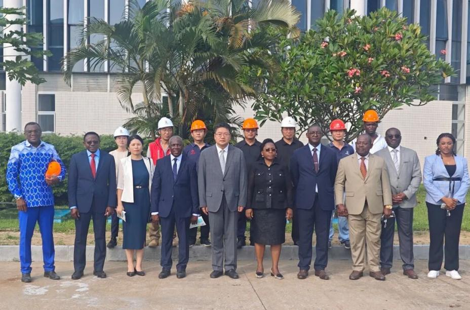 加蓬参议长阿沃里视察中国援加蓬参议院修缮项目2.png