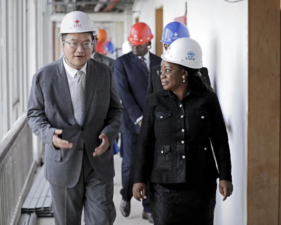 加蓬参议长阿沃里视察中国援加蓬参议院修缮项目1.png
