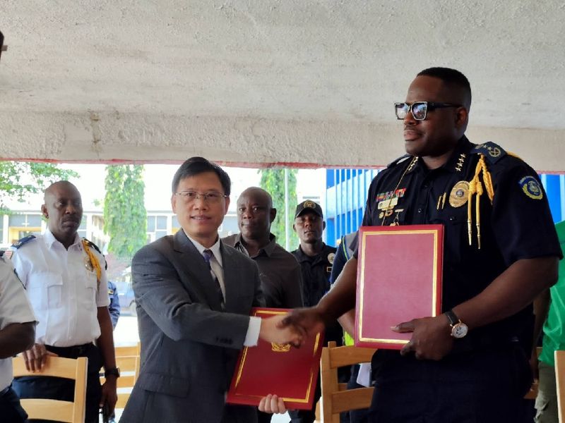 援利比里亚警用物资项目举行交接仪式2.jpg