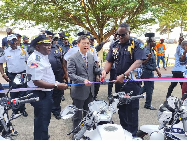 援利比里亚警用物资项目举行交接仪式1.jpg