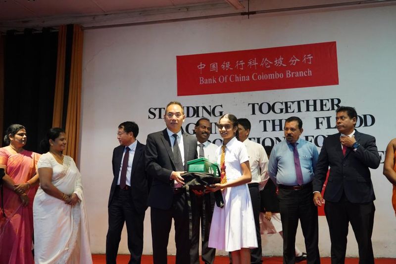 中国银行和中国文化中心向斯里兰卡受灾学生捐赠物资.jpg