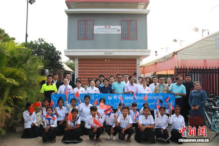 中柬友好扶贫示范村迎来中国中医医疗队2.png