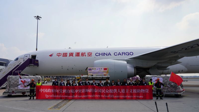 中国政府首批援泰人道主义物资运抵曼谷1.jpg