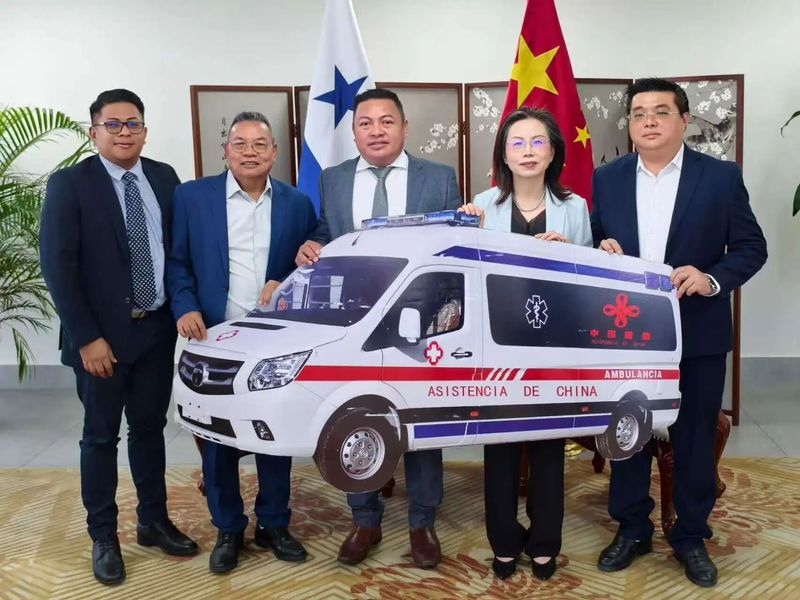 中国驻巴拿马使馆向佩诺诺梅市捐赠救护车2.jpg