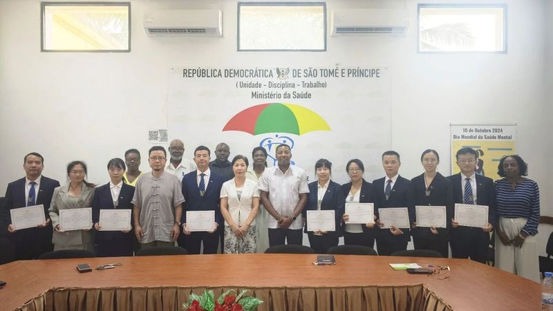 圣普卫生部为中国援圣普第 19 批医疗队颁发荣誉（1）.jpg