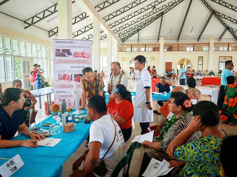 中国援萨摩亚医疗队和农业专家举行“送医上岛”和“送农入户”活动（2）.jpg