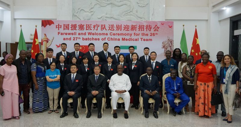 中国驻塞拉利昂使馆为援塞医疗队举行送别迎新招待会（2）.jpg