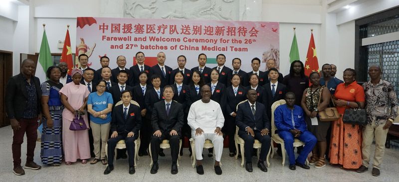 中国驻塞拉利昂使馆为援塞医疗队举行送别迎新招待会（1）.jpg