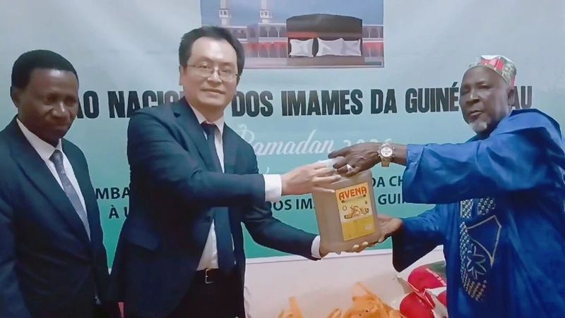 中国驻几内亚比绍使馆向几比全国伊玛目联盟捐赠物资.jpg