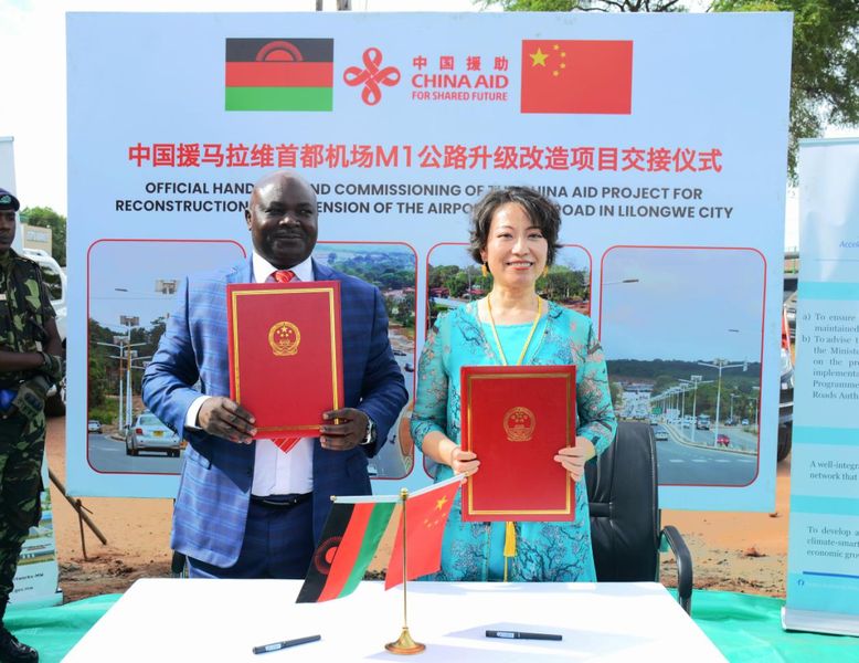 中国援建马拉维M1公路升级改造项目举行交接仪式.jpg