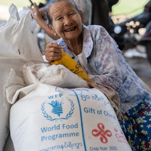 中国政府支持粮食署在缅甸开展灾后粮食援助项目1.jpg