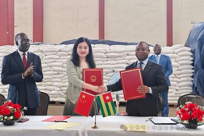 中国援多哥紧急粮援项目举行交接仪式1.jpg