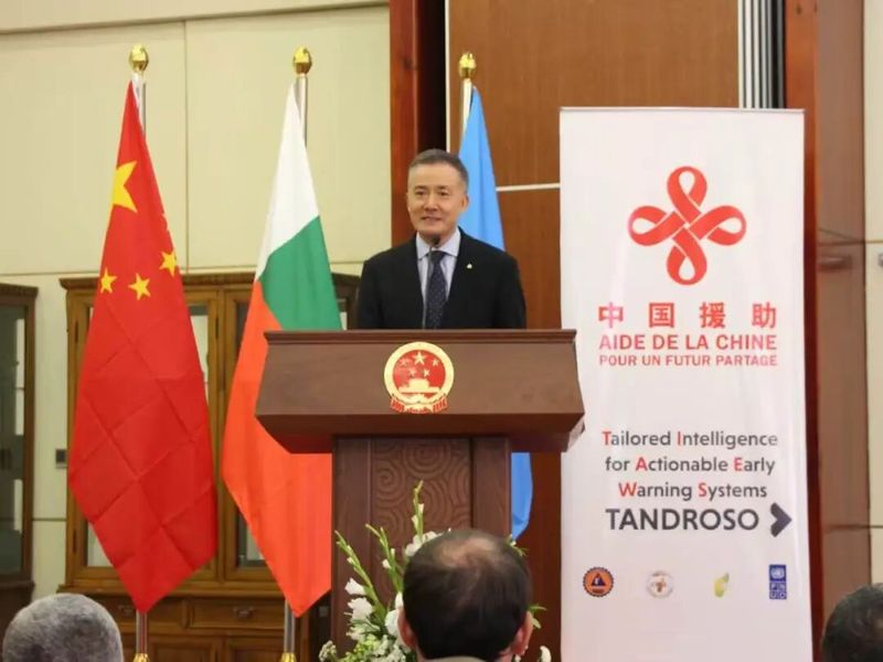 中国向马达加斯加捐赠气象设备1.jpg
