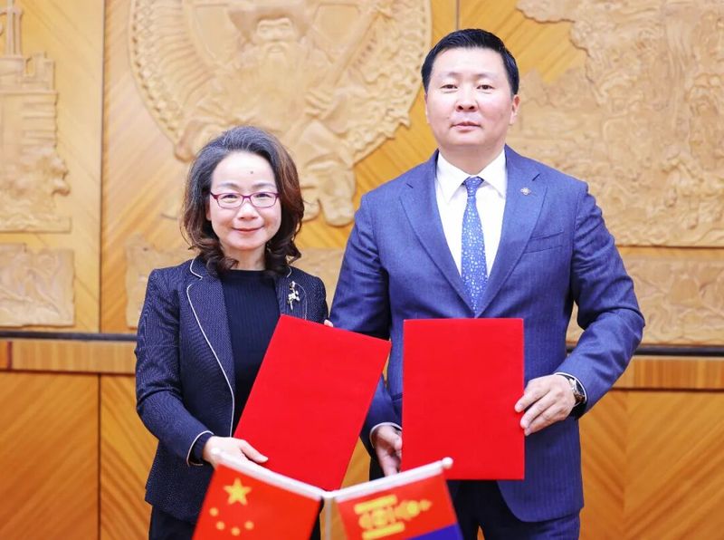 中国援蒙棚户区改造项目签署交接证书.jpg