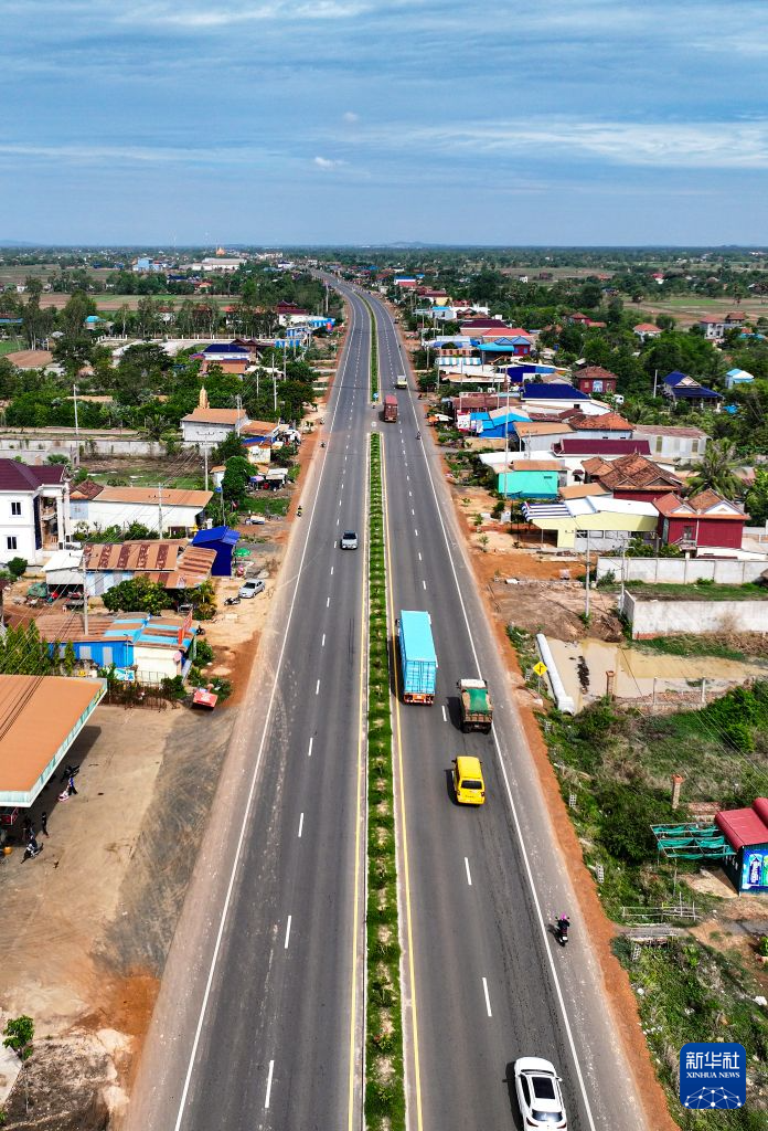 中国援柬公路升级改造项目举行竣工通车仪式2.jpg