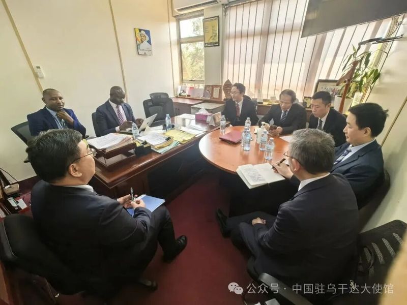 中国埃博拉抗疫医疗专家组访问乌干达2.jpg