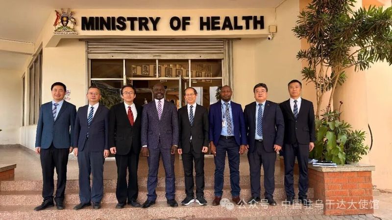 中国埃博拉抗疫医疗专家组访问乌干达1.jpg