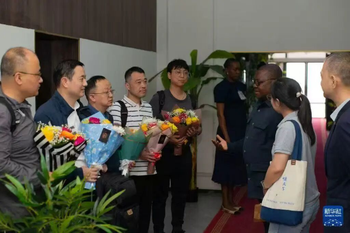 中国第三批埃博拉抗疫医疗专家组抵达刚果（金）1.png